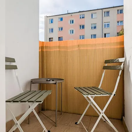 Bright Close To The By Renters * グディニャ